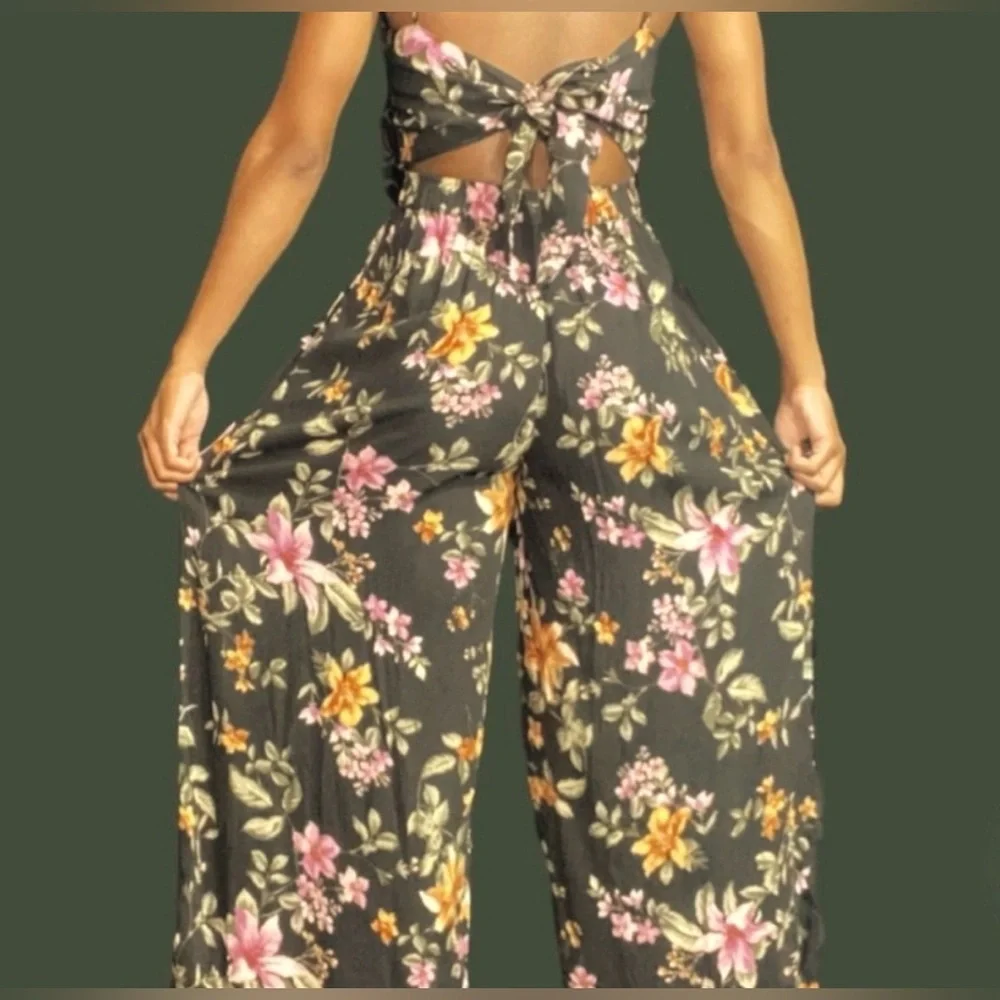 American Eagle Summer Preppy Floral Black Jumpsuit Sz XS V-Neck Tie Back Flowy - Picture 9 of 9